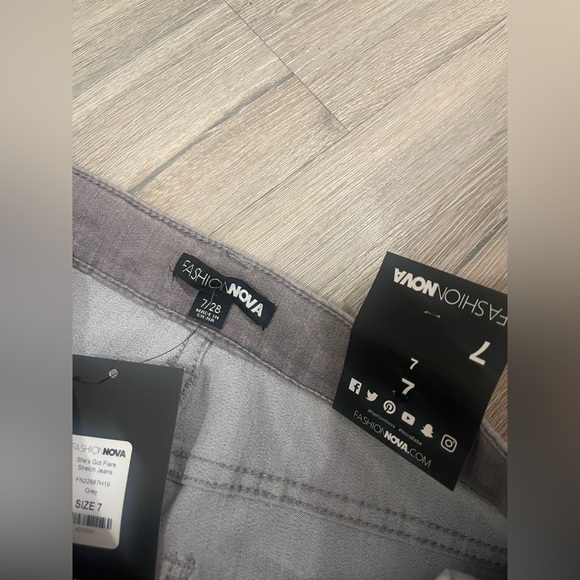NWT FASHION NOVA GRAY HIGH RISE FLARE JEANS 7 - Picture 7 of 10